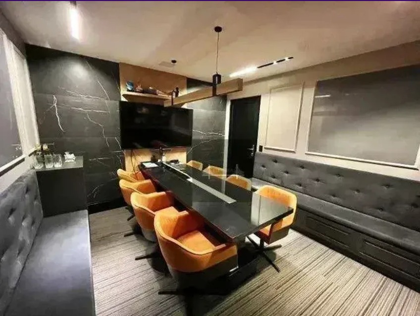 Sala de reunião com poltronas terracota